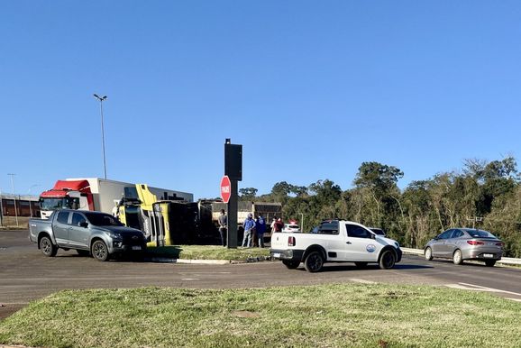 Caminh&atilde;o &eacute; atingido na lateral durante manobra de acesso ao per&iacute;metro urbano de C&eacute;u Azul 