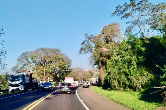 Colis&atilde;o entre ve&iacute;culos na BR 277, per&iacute;metro de Matelandia 