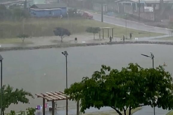 Forte temporal e frente fria se espalham em todo Paran&aacute; 