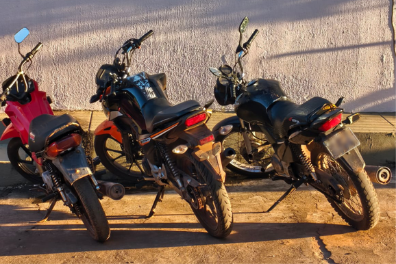 Motos usadas por jovens para fazer arrua&ccedil;a no Tancredo Neves s&atilde;o guinchadas para o Detran