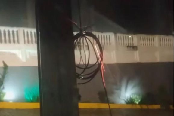Fio de energia cai pr&oacute;ximo &agrave; Igreja da Vila do Conde e preocupa moradores