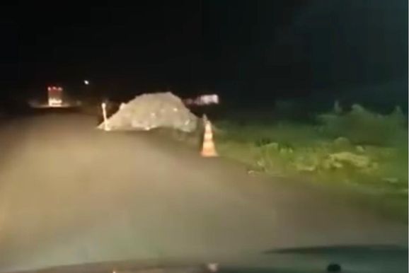 V&iacute;deo alerta motoristas sobre trecho com entulho na estrada entre Conde e Esplanada