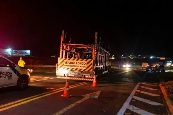 Acidente entre carro e caminh&atilde;o mobiliza PRE no trevo da PR-323