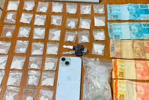 Jovem &eacute; preso ap&oacute;s fuga e queda durante delivery de coca&iacute;na