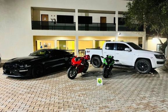 Fiscaliza&ccedil;&atilde;o da PM apreende motos, Mustang e Amarok