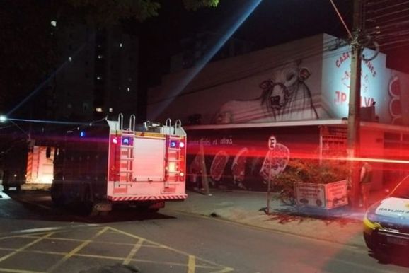 Inc&ecirc;ndio em a&ccedil;ougue mobiliza bombeiros e assusta moradores