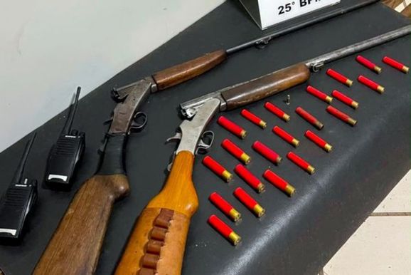 Homem &eacute; preso com armas e muni&ccedil;&otilde;es ap&oacute;s den&uacute;ncia de amea&ccedil;a