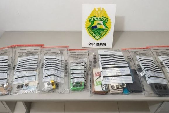 Homem &eacute; preso com drogas e materiais ligados ao tr&aacute;fico