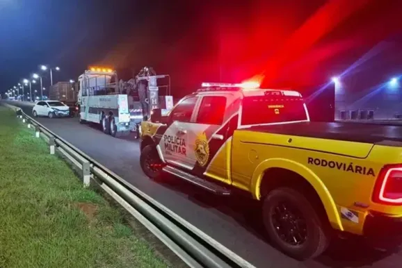 Mulher fica ferida ap&oacute;s colis&atilde;o entre carro e caminh&atilde;o na PR-323