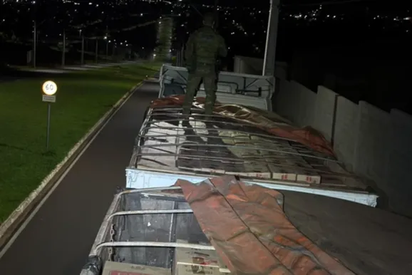 Caminh&atilde;o com 50 mil pacotes de cigarros &eacute; apreendido