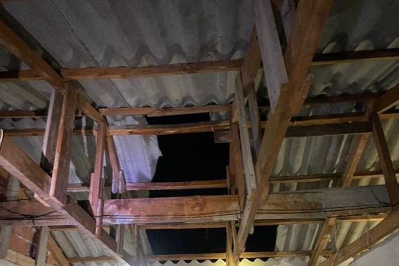 Chuva e ventania destelham cerca de oito casas em Cruzeiro do Oeste