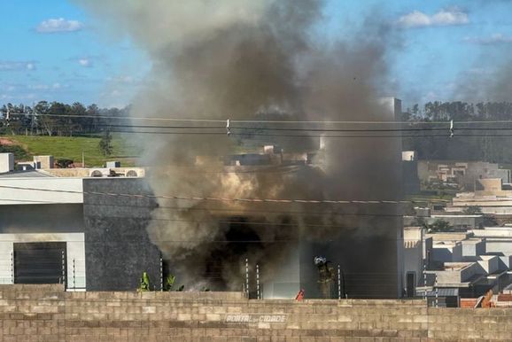 Inc&ecirc;ndio mobiliza Bombeiros em resid&ecirc;ncia de condom&iacute;nio