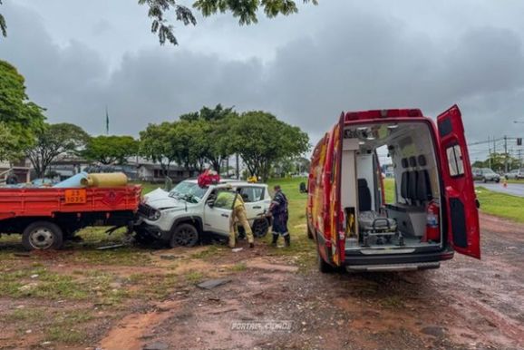 Jeep atinge jovem de patinete e bate contra caminh&atilde;o