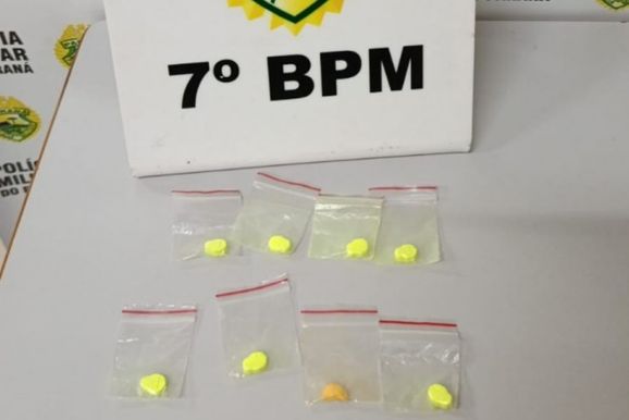Jovem &eacute; preso com 8 inv&oacute;lucros de ecstasy durante opera&ccedil;&atilde;o em Cruzeiro