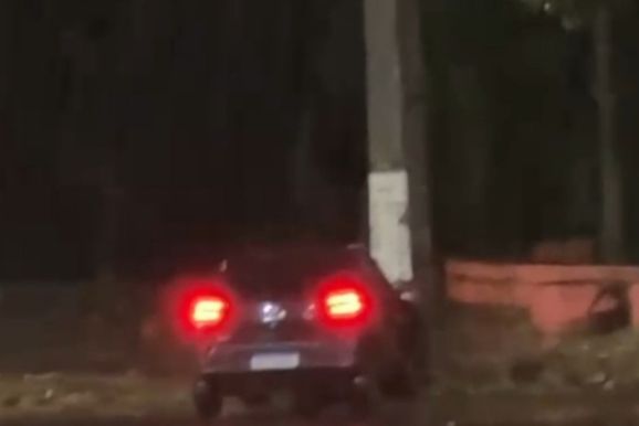 Kwid bate contra poste e &eacute; encontrado abandonado em parque