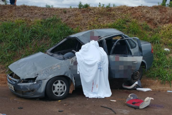Motorista morre e tr&ecirc;s passageiras ficam feridas ap&oacute;s carro capotar na PRC-272
