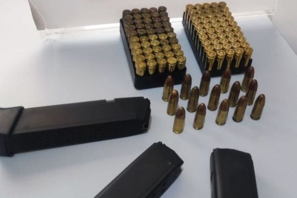 PM apreende 115 muni&ccedil;&otilde;es e carregadores de pistola em ch&aacute;cara