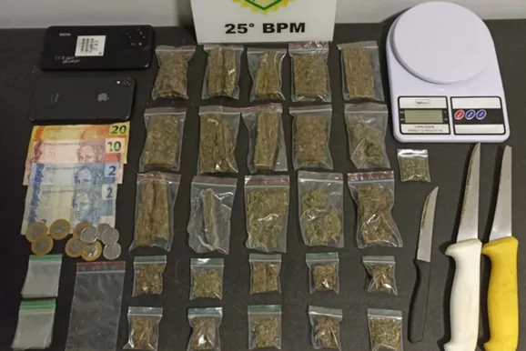 PM prende homem e apreende adolescentes com maconha