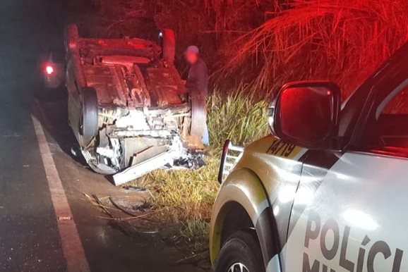 Condutor fica ferido ap&oacute;s Fiat Argo capotar na PR-492 em Rondon