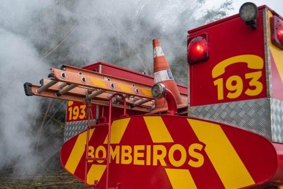 Inc&ecirc;ndio de grandes propor&ccedil;&otilde;es atinge tr&ecirc;s estabelecimentos comerciais em Maria Helena
