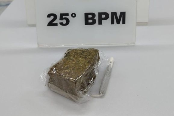 Jovem &eacute; flagrado com por&ccedil;&atilde;o de maconha durante abordagem em Ivat&eacute;