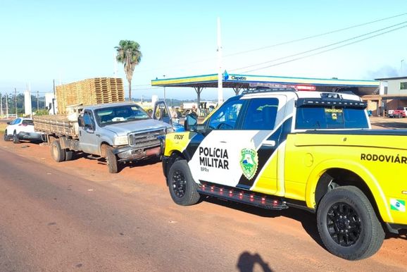 Motorista fica ferido ap&oacute;s colis&atilde;o entre carro e caminh&atilde;o na PR-492