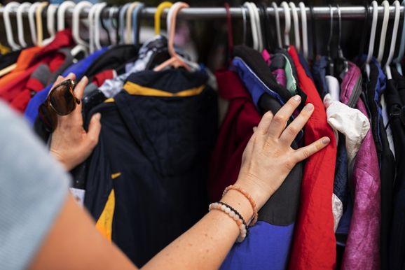 Igreja do Evangelho Quadrangular realiza bazar beneficente com pe&ccedil;as a R$5,00 em Douradina