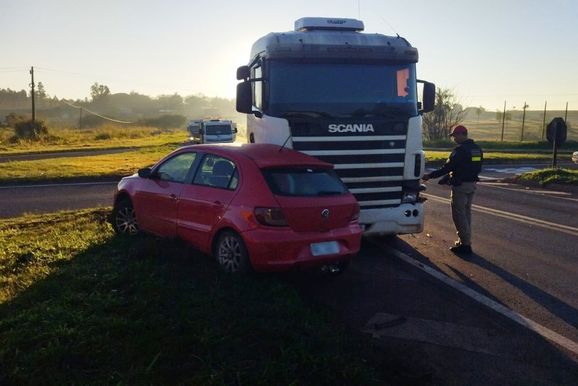 Duas crian&ccedil;as ficam feridas em colis&atilde;o entre carro e caminh&atilde;o na PR-323