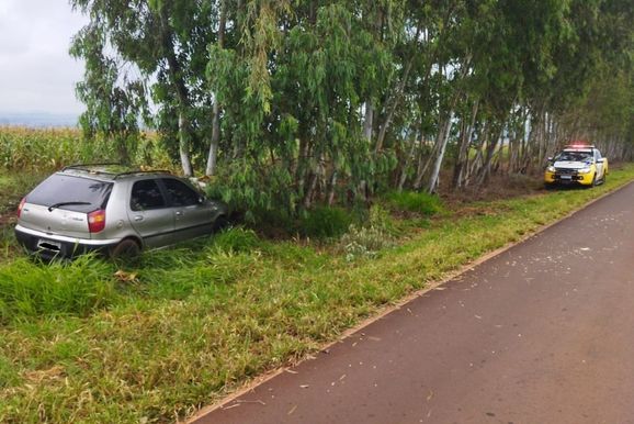Homem morre ap&oacute;s perder o controle do carro e bater em &aacute;rvore na PR-498