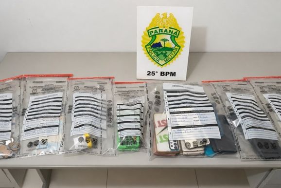 Homem &eacute; preso ap&oacute;s PM encontrar drogas e celulares durante mandado em Maria Helena