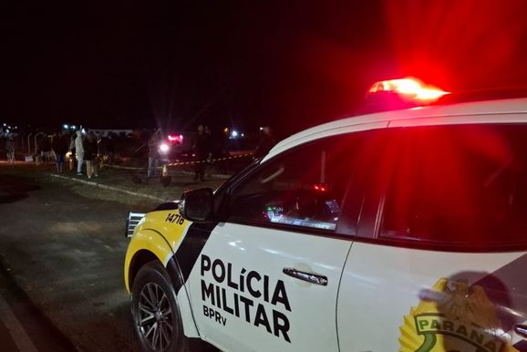 Jovem morre ap&oacute;s carro sair da pista e capotar na PR-218, em Loanda