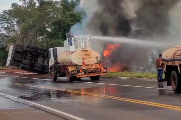 Motorista morre ap&oacute;s carreta tombar e pegar fogo entre Icara&iacute;ma e Porto Camargo