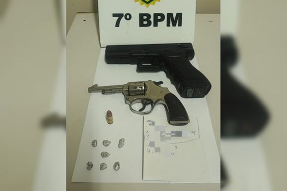 PM apreende arma, drogas e prende dois homens durante abordagem em Cidade Ga&uacute;cha