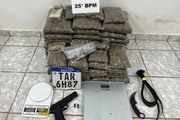 PM recupera objetos furtados e apreende mais de 17 kg de drogas em Ivat&eacute;