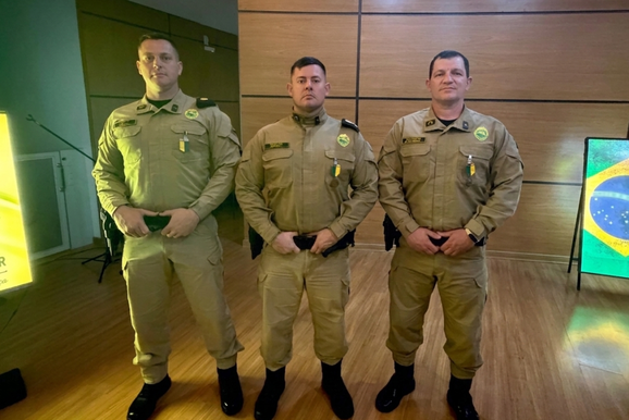 Policiais de Icara&iacute;ma recebem honraria por 10 anos de dedica&ccedil;&atilde;o &agrave; seguran&ccedil;a p&uacute;blica