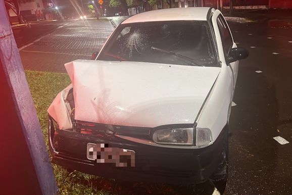 Carro bate em poste, passageira fica ferida e motorista &eacute; preso em Douradina