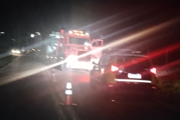 Colis&atilde;o lateral entre carro e caminh&atilde;o deixa mulher ferida em Maria Helena