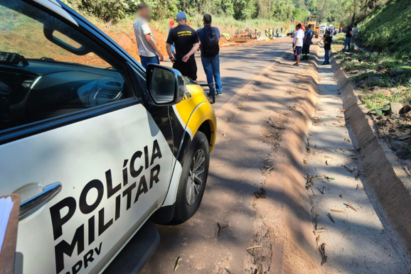 Duas pessoas morrem ap&oacute;s caminh&atilde;o tombar na PR-082, em Cidade Ga&uacute;cha