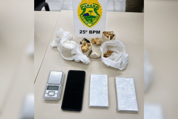 Pol&iacute;cia Militar apreende crack e coca&iacute;na e prende homem por tr&aacute;fico de drogas em Ivat&eacute;