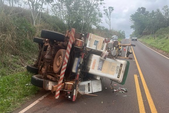 Ve&iacute;culo de prestadores de servi&ccedil;o da Copel tomba na PR-680, em Douradina