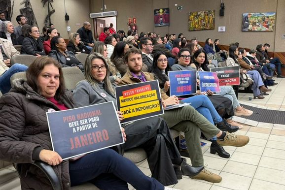 Categoria vai &agrave; C&acirc;mara, critica reajuste parcelado e mant&eacute;m indicativo de greve