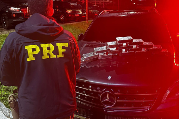 Contradi&ccedil;&otilde;es em abordagem levam PRF a encontrar 16 quilos de crack em carro paraguaio