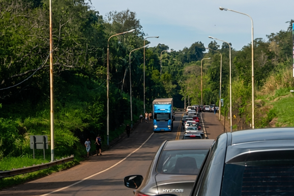 Filas na fronteira afastam turistas brasileiros e preocupam com&eacute;rcio de Puerto Iguaz&uacute;