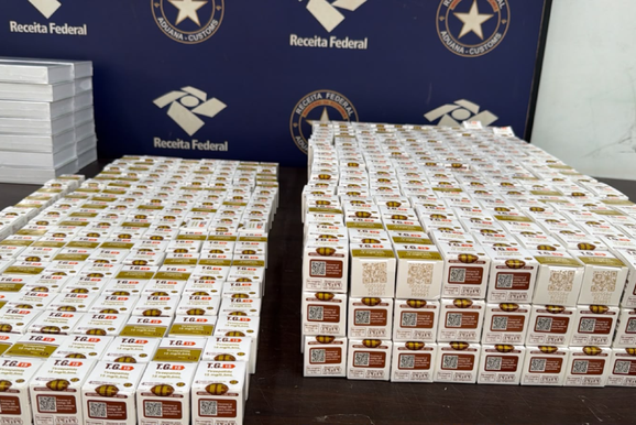 Fundo falso no para-choque de carro escondia carga de R$ 330 mil em emagrecedores 