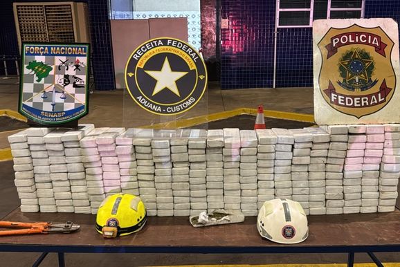 Motorista &eacute; preso ao tentar entrar no Brasil com 170 kg de maconha escondidos em Van