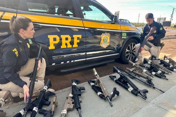 PRF faz maior apreens&atilde;o de fuzis da hist&oacute;ria e intercepta arsenal com 41 armas na BR-277