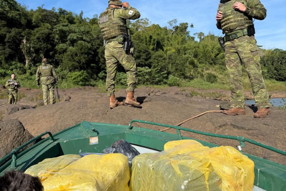 Travessias clandestinas acabam com preso, droga apreendida e carga de cigarros abandonada