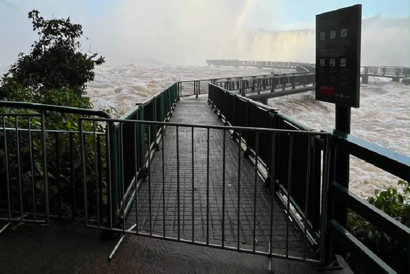 Aumento da vaz&atilde;o fecha passarela das Cataratas, mas parque segue aberto ao p&uacute;blico 