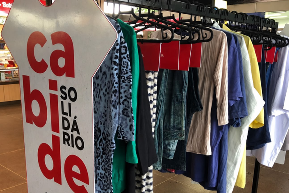 Cabide Solid&aacute;rio recebe doa&ccedil;&otilde;es de roupas de inverno na Rodovi&aacute;ria de Foz do Igua&ccedil;u