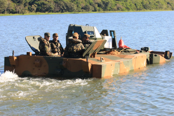 Ex&eacute;rcito treina com blindado em rios de Foz para refor&ccedil;ar opera&ccedil;&otilde;es na fronteira